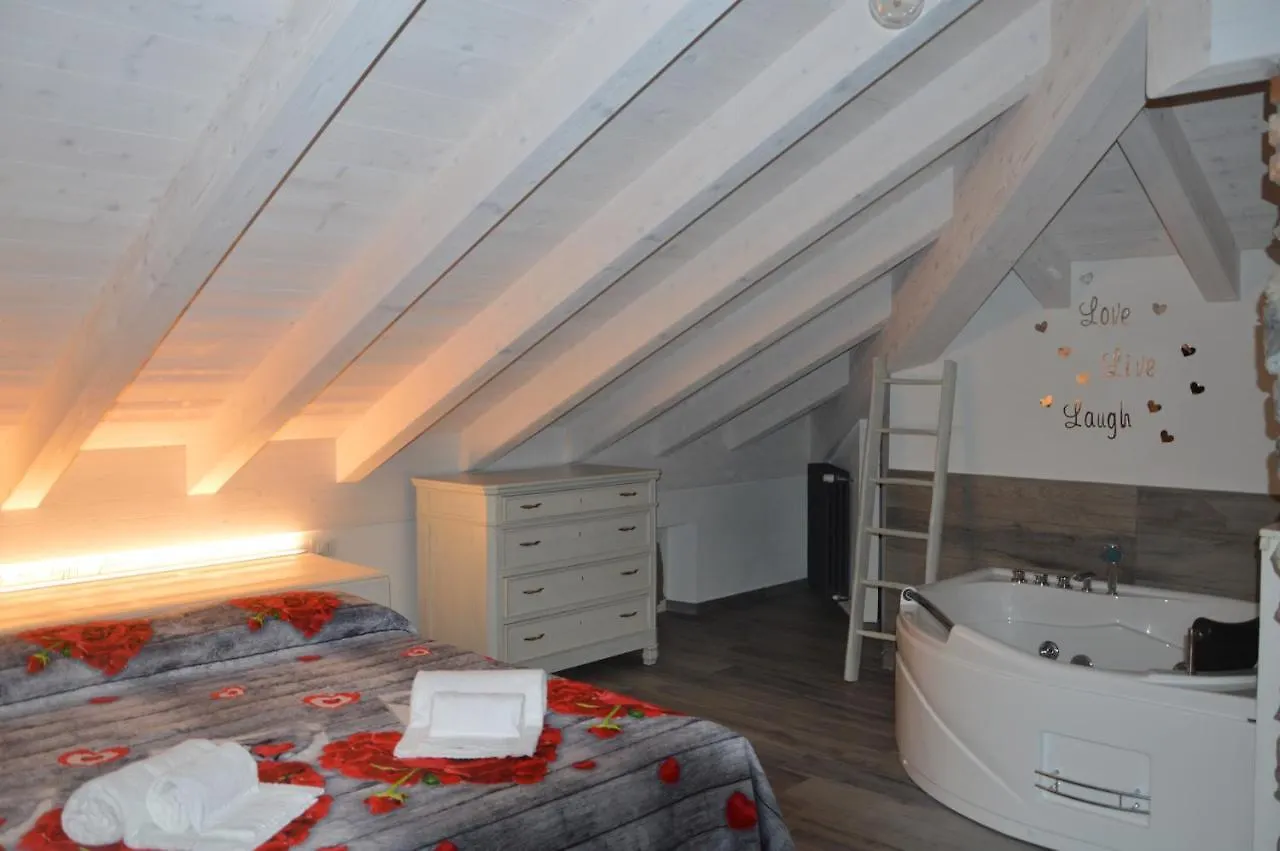 White Suite - Jacuzzi, Swimming Pool & Lake View Lezzeno Apartment